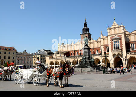 La place du marché Rynek Glowny et Adamowi Mickiewiczowi Cracovie Pologne monument Banque D'Images