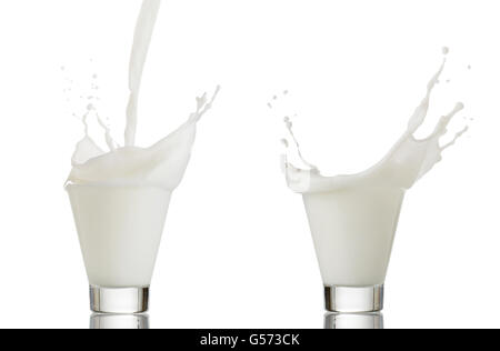 Nuage de lait dans un verre isolé sur fond blanc Banque D'Images