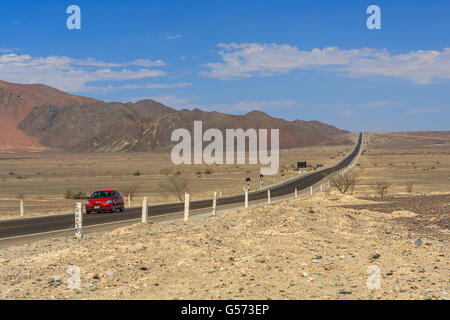 Route panaméricaine, la route la plus longue dans le monde, s'étendant à travers le désert d'Amérique du Sud dans la distance. Banque D'Images