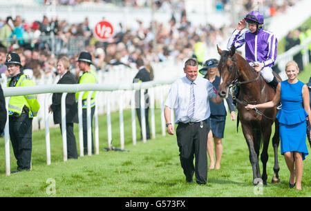 Jockey Joseph O'Brien fête sur Camelot après avoir remporté le Derby d'Investec lors de la Journée du Derby d'Investec au champ de courses d'Epsom. Banque D'Images