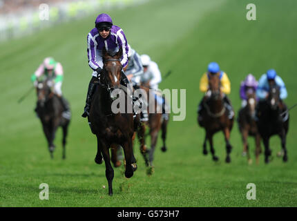 Camelot, monté par Joseph O'Brien (à gauche), remporte le Derby d'Investec lors de la Journée du Derby d'Investec au champ de courses d'Epsom. Banque D'Images