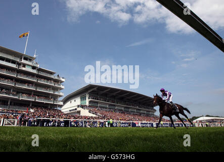 Camelot, monté par Joseph O'Brien, remporte le Derby d'Investec lors de la Journée du Derby d'Investec du Festival du Derby d'Investec à l'hippodrome d'Epsom. Banque D'Images