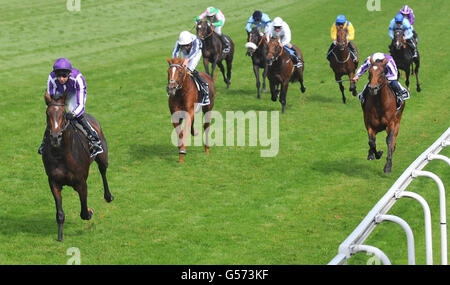 Camelot, monté par Joseph O'Brien (à gauche), remporte le Derby d'Investec lors de la Journée du Derby d'Investec au champ de courses d'Epsom. Banque D'Images