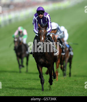 Camelot, monté par Joseph O'Brien (à gauche), remporte le Derby d'Investec lors de la Journée du Derby d'Investec au champ de courses d'Epsom. Banque D'Images