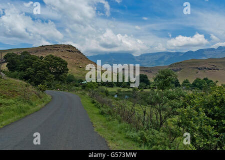 Route de Château géants réserve naturelle du KwaZulu-Natal, Afrique du Sud Drakensberg. Banque D'Images