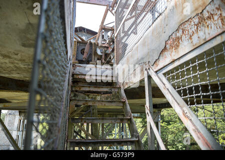 Monter les escaliers industriels Banque D'Images