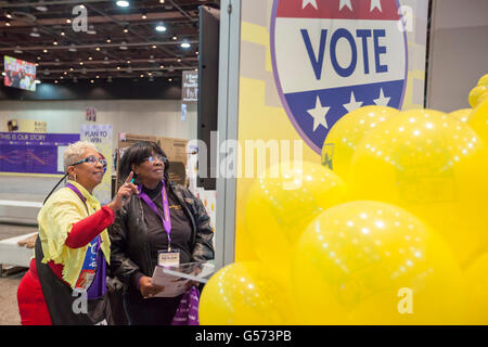 Detroit, Michigan - Les Délégués voir des expositions à la convention de l'Union internationale des employés de Service. Banque D'Images