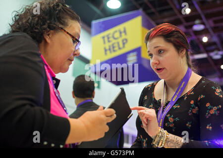 Detroit, Michigan - Les Délégués obtenez de l'aide technique avec des équipements électroniques à la convention de l'Union internationale des employés de Service Banque D'Images