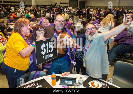 Detroit, Michigan - Les délégués et les visiteurs de l'Union internationale des employés de Service convention prennent un. selfies Banque D'Images