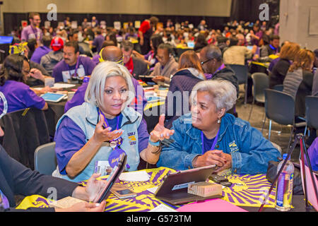 Detroit, Michigan - Les délégués à la convention de l'Union internationale des employés de Service à des discussions en petits groupes. Banque D'Images