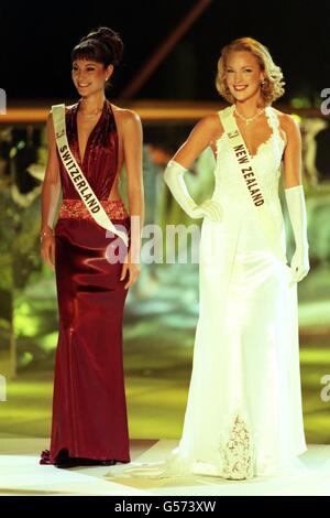 Miss Switzerland, Mahara Brigitta McKay, 19 ans, et Miss New Zealand, Katherine Allsopp-Smith, 21 ans, lors du concours Miss World au Millennium Dome de Greenwich. Banque D'Images