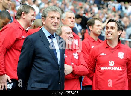 Football - International friendly - Angleterre v Belgique - Stade Wembley.Roy Hodgson, directeur de l'Angleterre (à gauche), avec l'entraîneur Gary Neville sur la ligne de contact. Banque D'Images