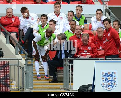 Football - International friendly - Angleterre v Belgique - Stade Wembley.Le directeur de l'Angleterre, Roy Hodgson, donne des instructions à Jermain Degoe Banque D'Images