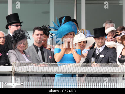 La chanteuse Katherine Jenkins (au centre) regarde depuis le stand lors de la fête du Derby d'Investec à l'hippodrome d'Epsom. Banque D'Images