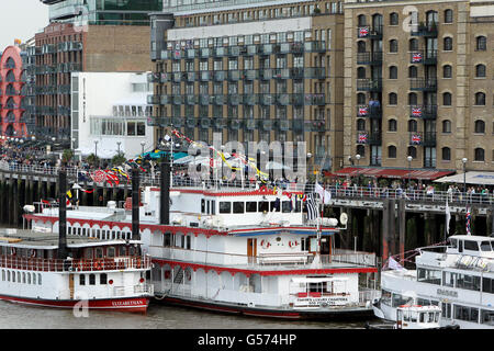 Les bateaux sur la Tamise sont prêts pour le Jubilee pageant à côté de Tower Bridge, Londres. Banque D'Images