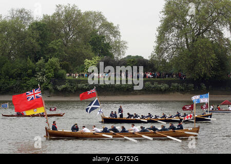 Les foules se rassemblent sur les rives de la rivière tandis que des bateaux s'alignent pour le début du Diamond Jubilee River Pageant sur la Tamise à Londres. Banque D'Images