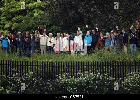 Les foules se rassemblent sur les rives de la rivière tandis que des bateaux s'alignent pour le début du Diamond Jubilee River Pageant sur la Tamise à Londres. Banque D'Images