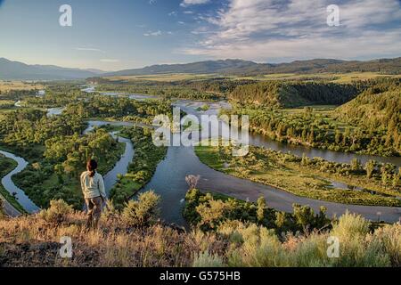 Une femme jouit de la vue sur une falaise au-dessus de la Swan Valley de la Snake River dans la rivière Snake Nelson Morley Oiseaux de proie National Conservation Area en dehors de Boise, Idaho. La zone abrite la plus grande concentration d'oiseaux de proie en Amérique du Nord. Banque D'Images