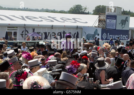 Le jockey Joseph O'Brien célèbre après avoir remporté le Diamond Jubilee Coronation Coupe sur l'abbaye Saint-Nicolas Banque D'Images