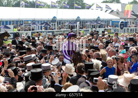 Le jockey Joseph O'Brien célèbre après avoir remporté le Derby d'Investec à bord Camelot qui entre dans la pièce jointe des gagnants Banque D'Images