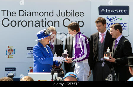 Courses hippiques - Festival du Derby d'Investec - deuxième jour - jour du Derby d'Investec - Hippodrome d'Epsom.Sa Majesté la Reine présente le trophée à Jockey Joseph O'Brien après avoir remporté la coupe du jubilé de diamant avec l'abbaye de Saint-Nicolas Banque D'Images