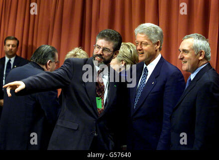 Le président américain Bill Clinton (C) et le premier ministre irlandais Bertie Ahern (R) saluent le président de Sinn Fein, Gerry Adams, au Guinness Storehouse de Dublin. *... Clinton est arrivée à Dublin au début d'une visite en Irlande et en Grande-Bretagne et a exhorté toutes les parties en Irlande du Nord à ne pas abandonner dans la recherche d'un règlement politique à long terme. Banque D'Images