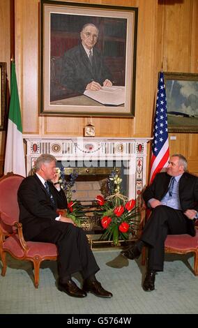 LE président AMÉRICAIN Bill Clinton (à gauche) s'entretient avec le Premier ministre irlandais Bertie Ahern dans le bureau de Taoiseach aux bâtiments de Goverment à Dublin. Le président Clinton et sa famille sont en visite de deux jours en Irlande. Banque D'Images