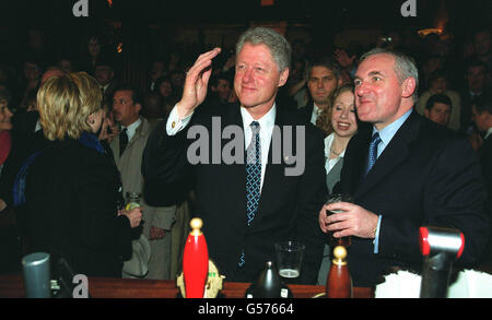 Le président américain Bill Clinton (au centre) à Fagans Pub Drumcondra, Dublin, avec le premier ministre irlandais Bertie Ahern. Le président Clinton et sa famille sont en visite de deux jours en Irlande. Banque D'Images