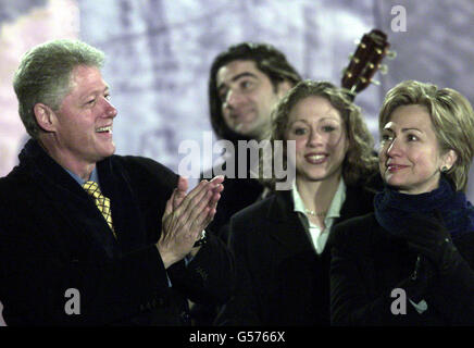 Le président américain Bill Clinton avec son épouse Hilary (R) et sa fille Chelsea (au centre) à Dundalk, Co Louth, en République irlandaise.Le président américain a exhorté une foule de 30,000 personnes dans une ville près de la frontière irlandaise : 'redoubler vos efforts pour la paix'.* Dundalk est à quelques kilomètres de la frontière irlandaise, et a été une fois fortement associé à l'IRA au plus fort de la violence quand des dizaines de républicains à la course des forces de sécurité ont séjourné dans la région. Banque D'Images