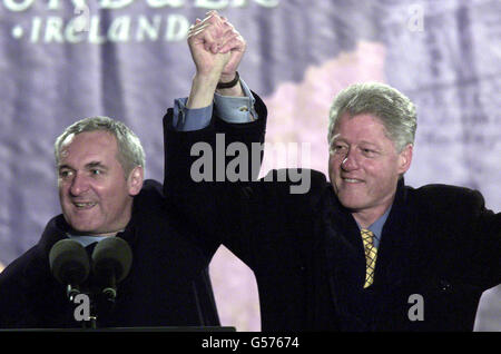 Le président américain Bill Clinton et le premier ministre irlandais Bertie Ahern (à droite) se sont empais devant la foule à Dundalk, Co Louth, en République d'Irlande. Le président américain a exhorté une foule de 30,000 personnes dans une ville près de la frontière irlandaise: 'Redoublez vos efforts pour la paix.' * Dundalk est à quelques kilomètres de la frontière irlandaise et a été une fois fortement associé à l'IRA au plus fort de la violence quand des dizaines de républicains à la course des forces de sécurité ont séjourné dans la région. Banque D'Images