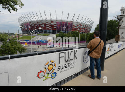 **LES ÉDITEURS S'IL VOUS PLAÎT NOTER LE LANGAGE GRAPHIQUE** Graffitti sur la signalisation Euro 2012 À l'extérieur du stade national de Varsovie Banque D'Images