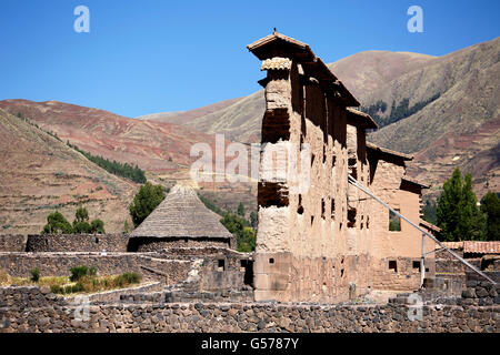 Des murs en brique de temple, les ruines Inca, Raqchi, Cusco, Pérou Banque D'Images