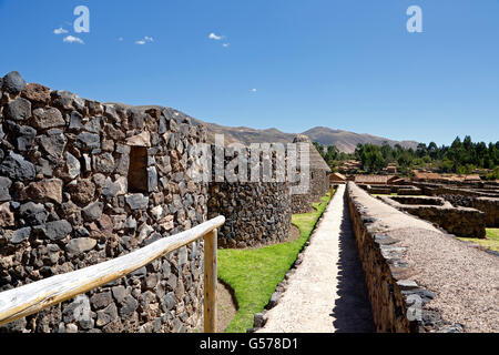 Bâtiments de stockage, les ruines Inca, Raqchi, Cusco, Pérou Banque D'Images