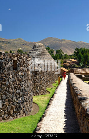 Bâtiments de stockage, les ruines Inca, Raqchi, Cusco, Pérou Banque D'Images