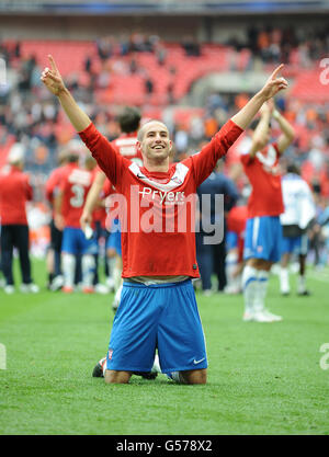 Matty Blair, le meilleur buteur de but de York City, célèbre la victoire de la finale de la promotion de la division du pari Blue Square à la fin du match Banque D'Images