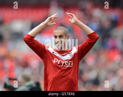 Football - Blue Square Premier League - finale de jeu - Luton Town v York City - Wembley Stadium.Matty Blair, de York City, célèbre à la fin du match après avoir remporté la finale de la promotion de la première division de Blue Square Bet Banque D'Images