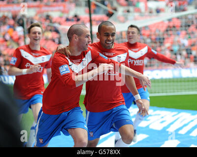 Football - Blue Square Premier League - finale de jeu - Luton Town v York City - Wembley Stadium.Matty Blair (à gauche) de York City célèbre leur but gagnant Banque D'Images