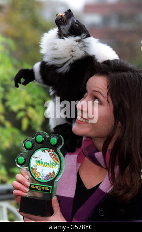 Charlotte Uhlenbroek, présentatrice de la BBC, lauréate du Yoplait Wildlife Presenter of the Year Award 2000, avec son trophée et Dana, un lémurien noir et blanc de 10 ans de Madagascar au zoo de Londres.* le Prix a été créé et parrainé par Yoplait Wildlife, qui donne de l'argent au programme conservation in action du zoo de Londres. Banque D'Images