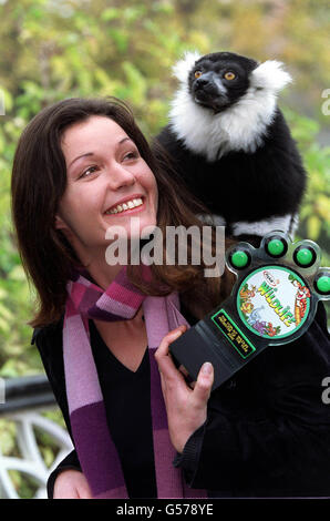 Charlotte Uhlenbroek, présentatrice de la BBC, lauréate du Yoplait Wildlife Presenter of the Year Award 2000, avec son trophée et Dana, un lémurien noir et blanc de 10 ans de Madagascar au zoo de Londres.* le Prix a été créé et parrainé par Yoplait Wildlife, qui donne de l'argent au programme conservation in action du zoo de Londres. Banque D'Images