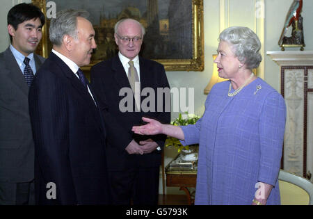 La reine Elizabeth II salue le président Nursultan Nazarbaev du Kazakhstan (premier plan à gauche) avant de lui présenter l'insigne de la Grande Croix du Chevalier de l'ordre de Saint Michel et de Saint George - un chevalier honoraire - au Palais de Buckingham à Londres. Banque D'Images