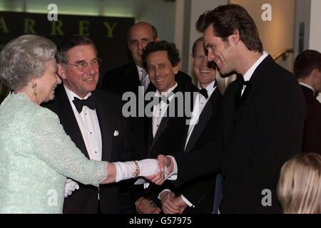 La reine Elizabeth II rencontre l'acteur américain Jim Carrey, star du film « Grinch » avant d'assister à la première de la Royal film Performance de Grinch au cinéma Odeon, Leicester Square, Londres. * à l'aide du Fonds de bienfaisance pour le cinéma et la télévision. Banque D'Images