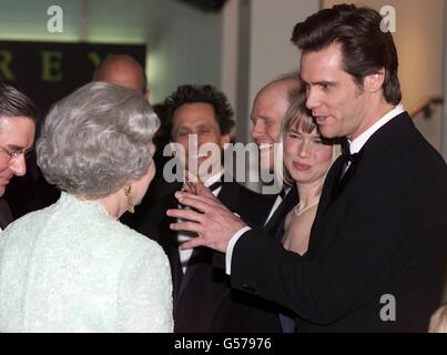 La reine Elizabeth II rencontre l'acteur américain Jim Carrey, star du film « Grinch » avant d'assister à la première de la Royal film Performance de Grinch au cinéma Odeon, Leicester Square, Londres. * à l'aide du Fonds de bienfaisance pour le cinéma et la télévision. Banque D'Images