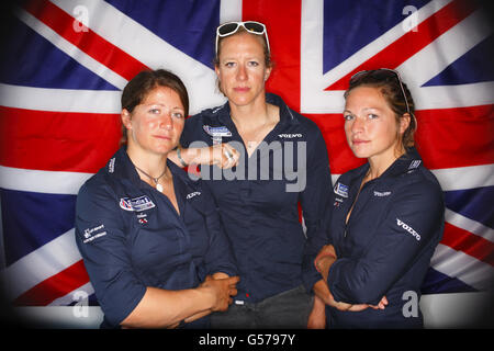 Voile - Team GB Photocall - Weymouth.L'équipe de voile de British Olympic Match Racing Lucy MacGregor (à gauche), Annie Lush et Kate MacGregor (à droite) pendant la séance photo de Weymouth. Banque D'Images