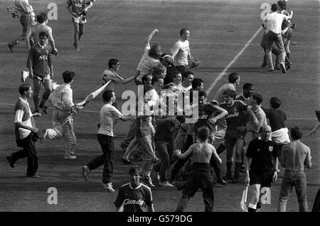 Ian Rush et Peter Beardsley de Liverpool sont embriés par les fans de Liverpool après leur victoire sur Everton lors de la finale de la coupe FA à Wembley à Londres. Banque D'Images