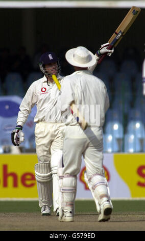 Craig White (à gauche), en Angleterre, célèbre son demi-siècle avec son coéquipier Graham Thorpe lors de la séance de l'après-midi de la deuxième journée de jeu du Premier Test contre le Pakistan à Lahore. Banque D'Images