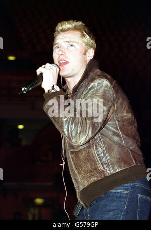 Le chanteur irlandais Ronan Keating au Globe Arena de Stockholm, en Suède, dans le reheasal avant le MTV Europe Music Awards de la soirée. Keating est l'un des artistes qui se produisent à la cérémonie. Banque D'Images