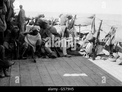 MÉSOPOTAMIE 1915 : soldats de l'armée indienne nettoyant leurs fusils Lee Enfield .303 le matin à bord d'un bateau à vapeur de transport.Les forces expéditionnaires indiennes (y compris les unités britanniques et indiennes) ont avancé le long du Tigre de Basra vers Bagdad à Sumer en 1915.*la 6e Division Poona s'est plus tard plainte au siège de Kut-Al-Amara en avril 1916.Collection PA First World War. Banque D'Images