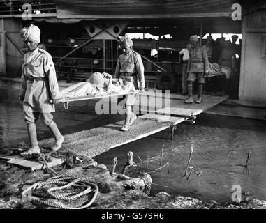 Une victime britannique faisant descendre le gangway d'un bateau à vapeur commandé par l'armée indienne se trouve à Falariyeh, Mésopotamie. Les forces expéditionnaires indiennes, composées à la fois d'unités britanniques et indiennes, ont avancé le long du Tigre vers Bagdad à l'été 1915. Banque D'Images