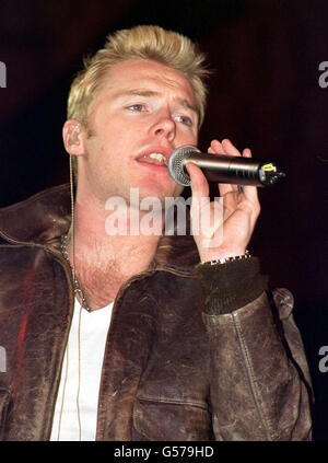 Le chanteur irlandais Ronan Keating au Globe Arena, Stockholm Suède, en répétition avant les MTV Europe Music Awards. Keating est l'un des artistes qui se produisent à la cérémonie. Banque D'Images