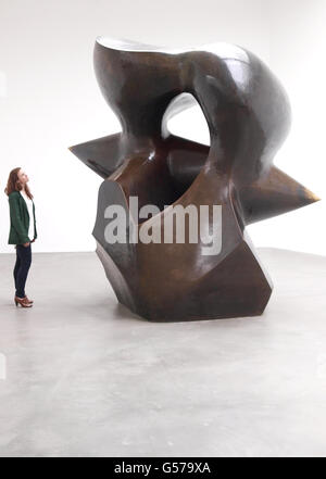 Phoebe Moore, visiteur de la galerie, regarde la grande pièce de broche 1974 de l'artiste Henry Moore, qui fait partie de l'exposition des grandes formes tardives de l'artiste à la Gagosian Gallery de Londres. Banque D'Images